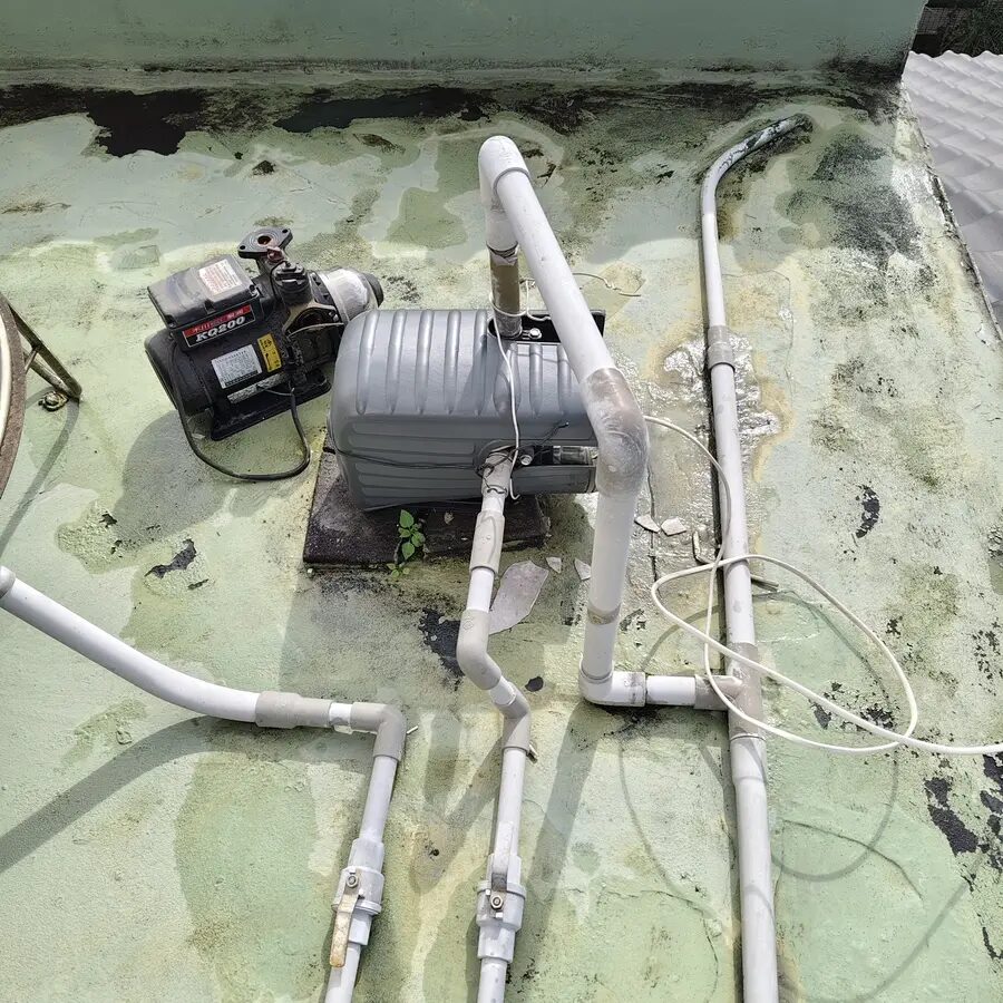 桃園水電施工實績－屋頂加壓馬達與管路配置